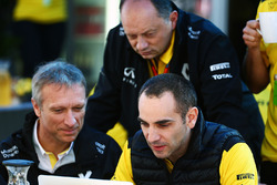 Guillaume Boisseau, Renault Group Brands Director met Frederic Vasseur, Renault Sport F1 Team Racing