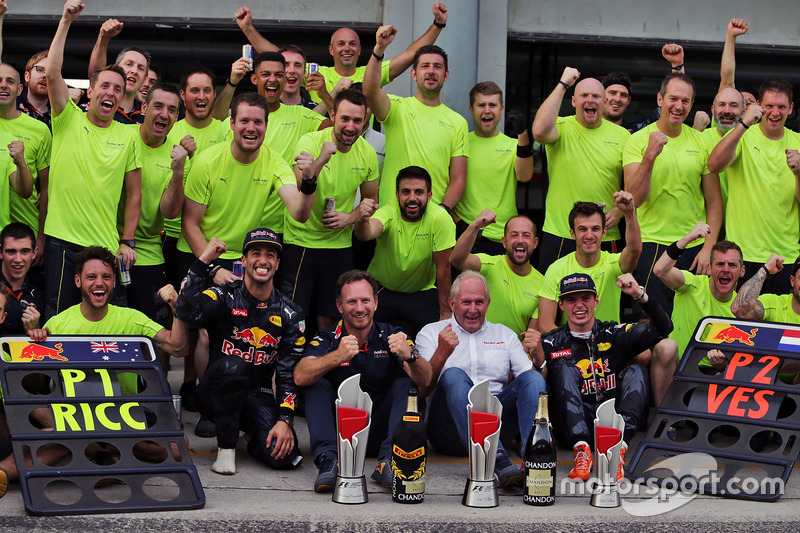Il vincitore della gara Daniel Ricciardo, Red Bull Racing festeggia con il compagno di squadra Max Verstappen, Red Bull Racing, il Dr Helmut Marko, Consulente Red Bull Motorsport, Christian Horner, Team Principal Red Bull Racing, e il team