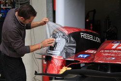 #12 Rebellion Racing Rebellion R-One AER, meccanico al lavoro