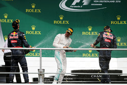 Champagner auf dem Podium: 1. Lewis Hamilton, Mercedes AMG F1; 2. Daniel Ricciardo, Red Bull Racing;