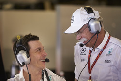Исполнительный директор Mercedes AMG F1 Тото Вольф и глава Mercedes Benz Дитер Цетше