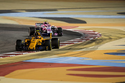 Stoffel Vandoorne, McLaren MCL33 Renault, Esteban Ocon, Force India VJM11 Mercedes