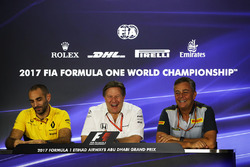 Керівник Renault Sport F1 Сіріль Абітбуль, виконавчий директор McLaren Зак Браун, спортивний директо