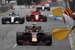 Daniel Ricciardo, Red Bull Racing RB14, Lewis Hamilton, Mercedes AMG F1 W09 and Kimi Raikkonen, Ferrari SF71H