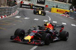 Max Verstappen, Red Bull Racing RB14, Carlos Sainz Jr., Renault Sport F1 Team R.S. 18