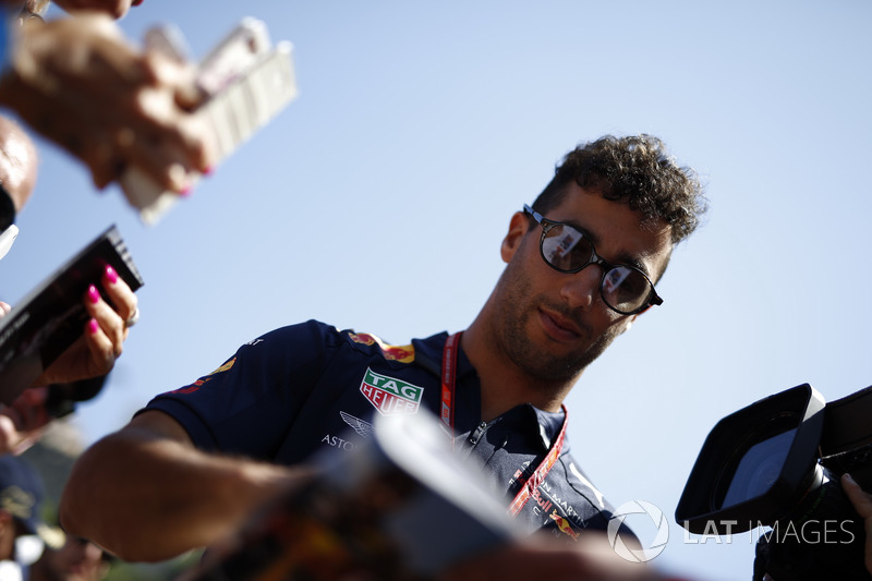 Daniel Ricciardo, Red Bull Racing firma autógrafos para los fanáticos