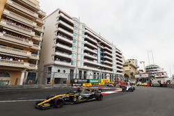 Nico Hulkenberg, Renault Sport F1 Team R.S. 18, leads Sergey Sirotkin, Williams FW41, Stoffel Vandoorne, McLaren MCL33, and the remainder of the field on the opening lap
