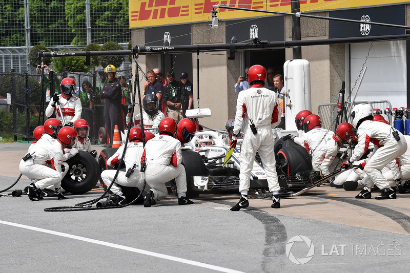 Charles Leclerc, Sauber C37, pit stop