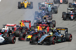 Start crash with Sebastian Vettel, Ferrari SF16-H, Daniil Kvyat, Red Bull Racing RB12, Daniel Riccia