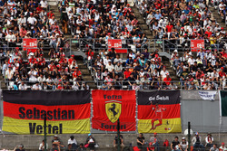 Tifosi sugli spalti con uno striscione per Sebastian Vettel, Ferrari