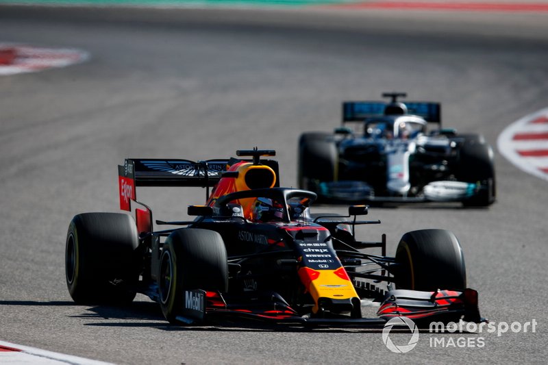 Max Verstappen, Red Bull Racing RB15, devant Lewis Hamilton, Mercedes AMG F1 W10