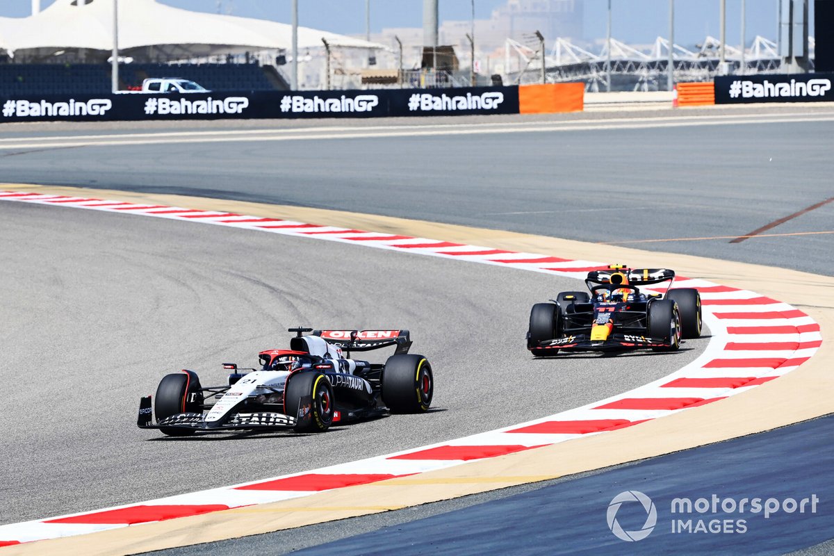 Nyck de Vries, AlphaTauri AT04, por delante de Sergio Pérez, Red Bull Racing RB19
