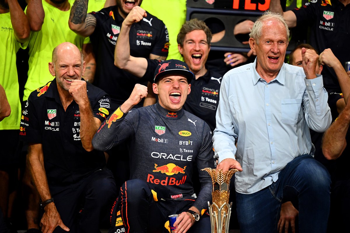 Il vincitore di Jeddah, Max Verstappen, Red Bull Racing festeggia con lHelmut Marko