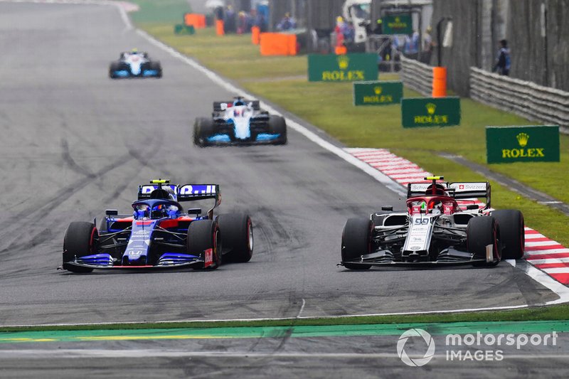 Алекс Албон (Toro Rosso STR14 Honda), Антоніо Джовінацці (Alfa Romeo C38 Ferrari), Джордж Расселл (Williams FW42 Mercedes) і Кімі Райкконен (Alfa Romeo C38 Ferrari)
