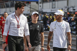 Toto Wolff, Mercedes, Motorsportchef; Valtteri Bottas, Mercedes AMG F1; Lewis Hamilton, Mercedes AMG
