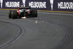 Fernando Alonso, McLaren MCL32, mit Funkenflug