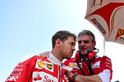 Себастьян Феттель, Ferrari та Мауріціо Аррівабене, голова, Ferrari Team на стартовій решітці