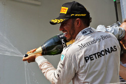 Podium: winnaar Lewis Hamilton, Mercedes AMG F1 Team viert op het podium