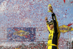 Il vincitore della gara Matt Kenseth, Joe Gibbs Racing Toyota