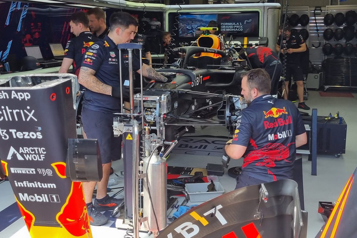 Red Bull Racing RB18: i meccanici riparano la vettura di Perez dopo il crash in qualifica