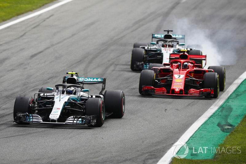Valtteri Bottas, Mercedes AMG F1 W09, leadsKimi Raikkonen, Ferrari SF71H, and Lewis Hamilton, Mercedes AMG F1 W09, as he locks up