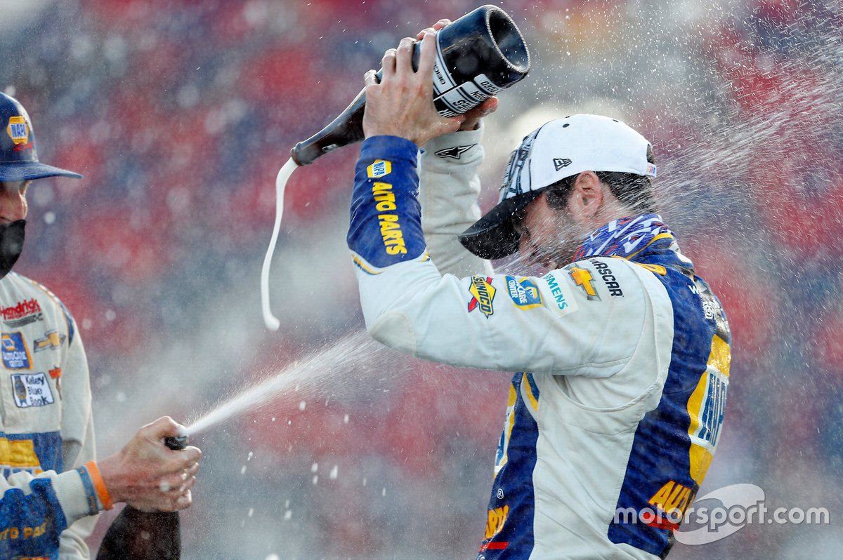 Chase Elliott, Hendrick Motorsports, Chevrolet Camaro NAPA Auto Parts, melakukan selebrasi setelah memenangkan 2020 Nascar Cup Series Championship