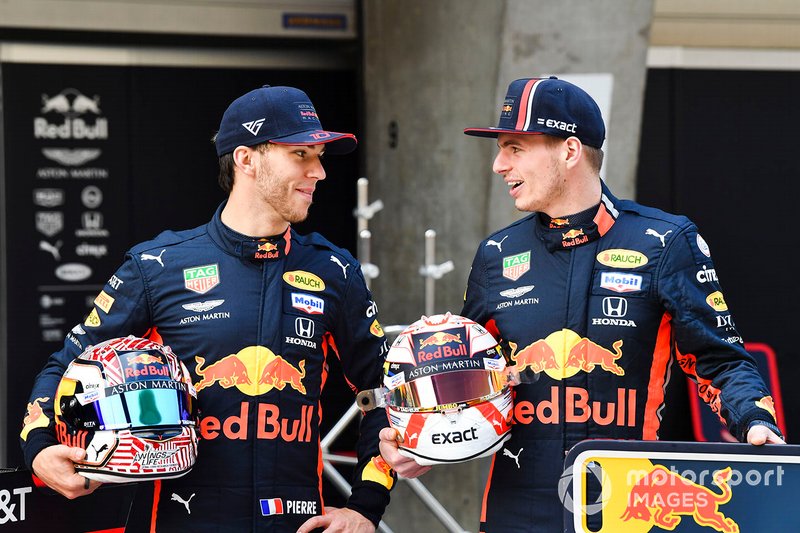 Гонщики Red Bull Racing Пьер Гасли и Макс Ферстаппен