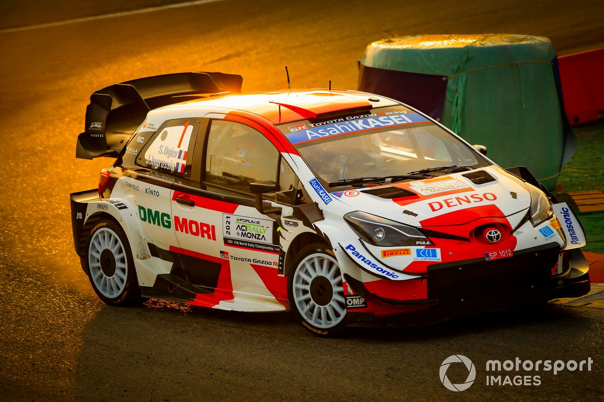 Sébastien Ogier, Julien Ingrassia, Toyota Gazoo Racing WRT Toyota Yaris WRC, saat turun pada hari pertama Reli Monza 2021.