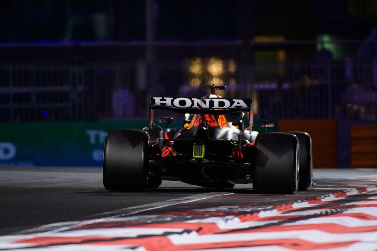 Max Verstappen au voltant de Red Bull Racing RB16B de 2021