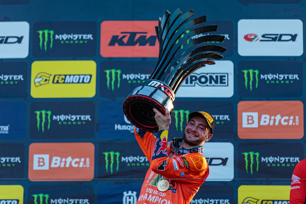 Jeffrey Herlings, Red Bull KTM Factory Racing, merayakan kesuksesannya menjadi Juara Dunia MXGP 2021