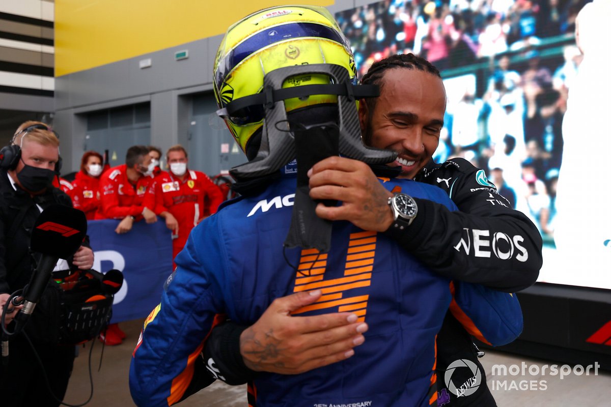 Ландо Норрис, McLaren, и победитель гонки Льюис Хэмилтон, Mercedes F1, после Гран При России 2021 года