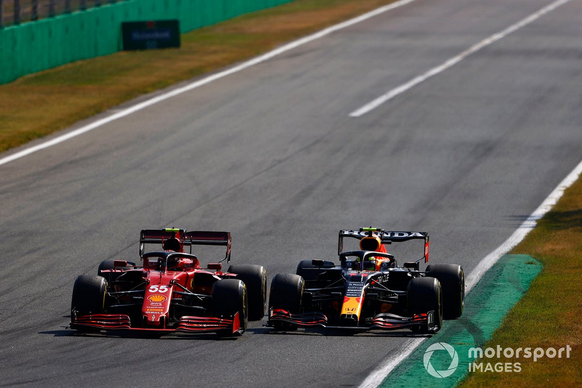 Carlos Sainz Jr., Ferrari SF21, bersaing memperebutkan posisi dengan Sergio Perez, Red Bull Racing RB16B