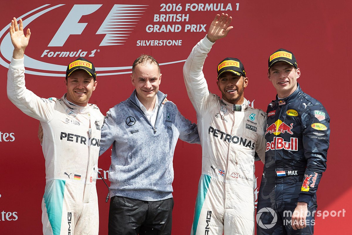 Podium : le vainqueur Lewis Hamilton, Mercedes AMG, le deuxième Nico Rosberg, Mercedes AMG, le troisième Max Verstappen, Red Bull Racing et John Owen, designer en chef, Mercedes AMG