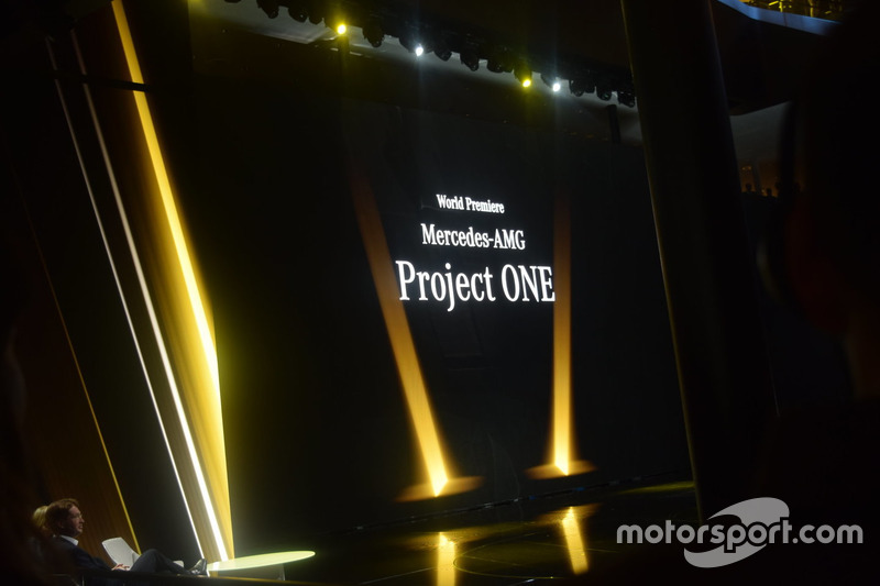 Презентація Mercedes-AMG Project One