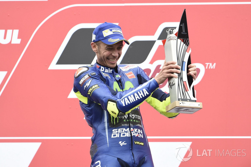 Valentino Rossi neemt de trofee voor de eerste plaats in ontvangst. Het is voorlopig zijn laatste overwinning.