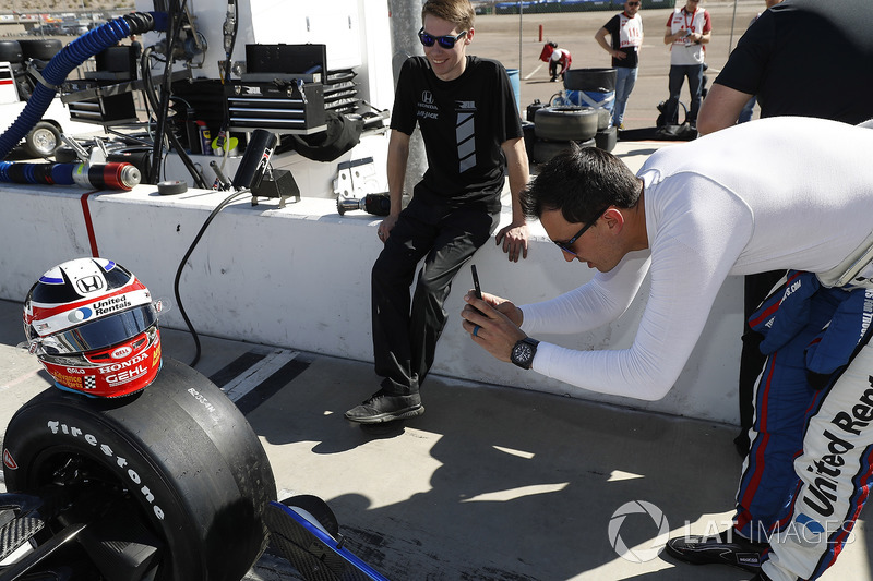 Graham Rahal, Rahal Letterman Lanigan Racing Honda, toma foto de su casco