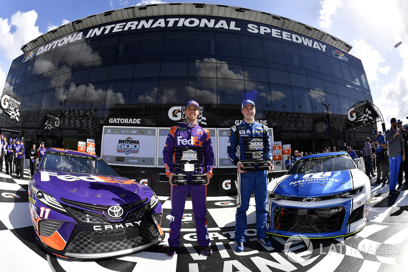 Peraih pole, Alex Bowman, Hendrick Motorsports, Nationwide Chevrolet Camaro, posisi kedua, Denny Hamlin, Joe Gibbs Racing, FedEx Express Toyota Camry