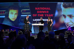 Lando Norris, yılın yerel sürücüsü ödülünü Eddie Jordan'dan alıyor