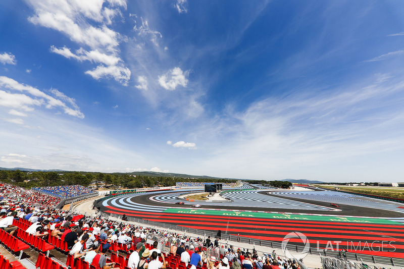 Daniel Ricciardo, Red Bull Racing RB14, leads Sergio Perez, Force India VJM11