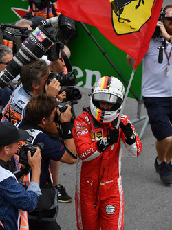 Il vincitore della gara Sebastian Vettel, Ferrari, festeggia nel parco chiuso