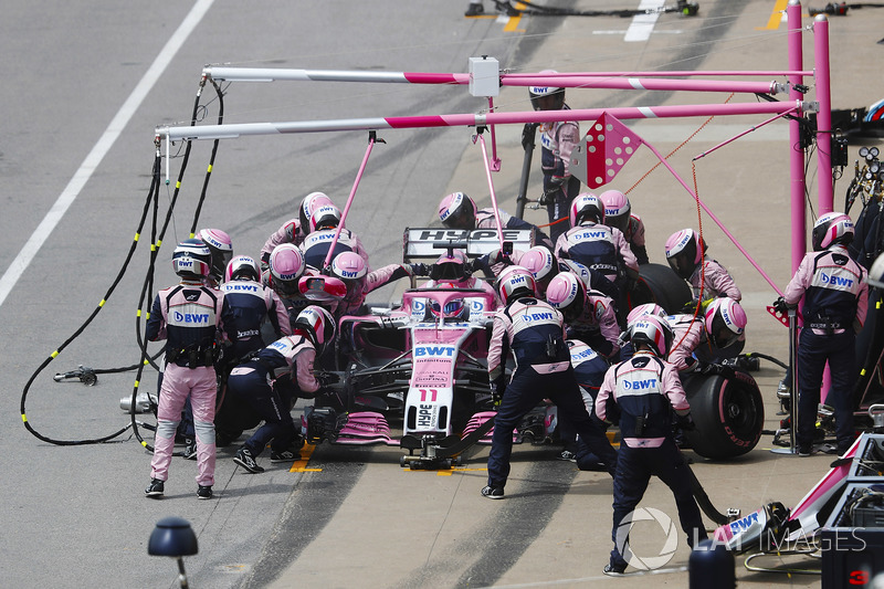 Sergio Perez, Force India VJM11, hace un pit stop