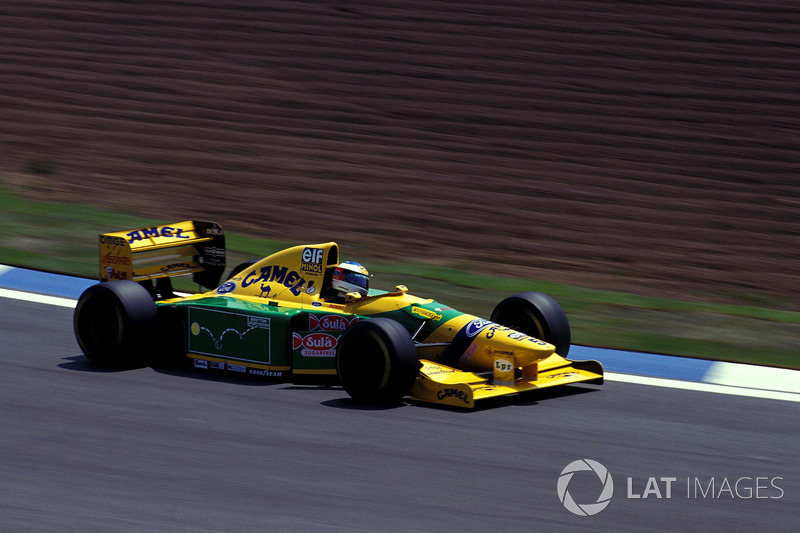 Sin embargo, el intento de Schumi acabó a cinco vueltas del final, cuando Alessandro Zanardi voló su motor delante de él. Para escapar del italiano, el alemán salió de la pista y perdió el pasó para alcanzar a Senna.