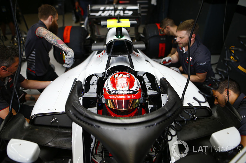 Haas F1 Team VF18 halo