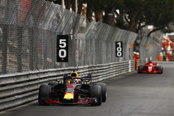 Daniel Ricciardo, Red Bull Racing RB14, leads Sebastian Vettel, Ferrari SF71H