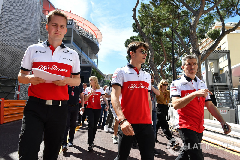 Charles Leclerc, Sauber, cammina lungo il circuito con Xevi Pujolar, Capo dell'Ingegneria in pista, Sauber
