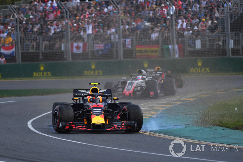 Max Verstappen, Red Bull Racing RB14 spin atıyor