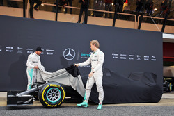 Nico Rosberg, Mercedes AMG F1 Team, und Lewis Hamilton, Mercedes AMG F1 Team, enthüllen den Mercedes