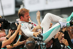 Переможець Ніко Росберг, Mercedes AMG F1 святкує у закритому парку з командою