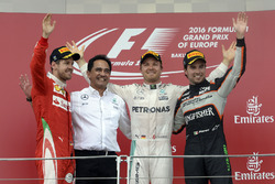Het podium (L naar R): Sebastian Vettel, Ferrari, tweede; Nico Rosberg, Mercedes AMG F1, racewinnaar; Sergio Perez, Sahara Force India F1, derde
