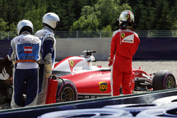 Sebastian Vettel, Ferrari SF16-H spins off the circuit in the second practice session